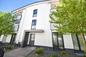 Neuwertige 3 Zi-Wohnung im 1. OG mit Personenaufzug, Kellerraum und 2 PKW – Stellplätzen in Messel! - Außenansicht (677599)