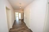 Flur - Neuwertige 3 Zi-Wohnung im 1. OG mit Personenaufzug, Kellerraum und 2 PKW – Stellplätzen in Messel!