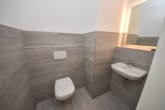 Gäste WC - Neuwertige 3 Zi-Wohnung im 1. OG mit Personenaufzug, Kellerraum und 2 PKW – Stellplätzen in Messel!