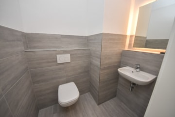 Neuwertige 3 Zi-Wohnung im 1. OG mit Personenaufzug, Kellerraum und 2 PKW – Stellplätzen in Messel! - Gäste WC (677590)