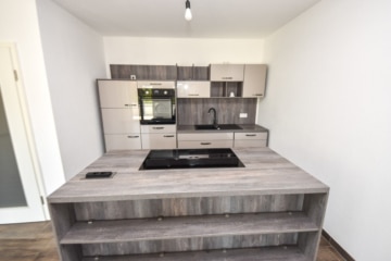 Neuwertige 3 Zi-Wohnung im 1. OG mit Personenaufzug, Kellerraum und 2 PKW – Stellplätzen in Messel! - Moderne Einbauküche Inklusive (677580)