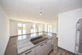 Moderne Einbauküche inklusive - Neuwertige 3 Zi-Wohnung im 1. OG mit Personenaufzug, Kellerraum und 2 PKW – Stellplätzen in Messel!