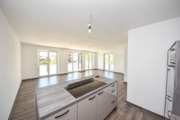 Neuwertige 3 Zi-Wohnung im 1. OG mit Personenaufzug, Kellerraum und 2 PKW – Stellplätzen in Messel! - Moderne Einbauküche inklusive (677581)