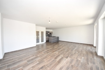 Neuwertige 3 Zi-Wohnung im 1. OG mit Personenaufzug, Kellerraum und 2 PKW – Stellplätzen in Messel! - Offener Wohn- Ess- und Kochbereich (677578)