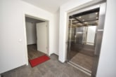 Personenaufzug direkt neben der Wohnung - Neuwertige 3 Zi-Wohnung im 1. OG mit Personenaufzug, Kellerraum und 2 PKW – Stellplätzen in Messel!