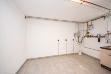 Neuwertige 3 Zi-Wohnung im 1. OG mit Personenaufzug, Kellerraum und 2 PKW – Stellplätzen in Messel! - Waschküche (677596)