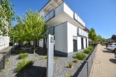 Außenansicht - Neuwertige 3 Zi-Wohnung im 1. OG mit Personenaufzug, Kellerraum und 2 PKW – Stellplätzen in Messel!
