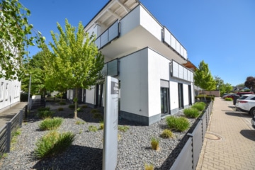 Neuwertige 3 Zi-Wohnung im 1. OG mit Personenaufzug, Kellerraum und 2 PKW – Stellplätzen in Messel! - Außenansicht (677600)