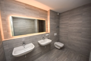 Neuwertige 3 Zi-Wohnung im 1. OG mit Personenaufzug, Kellerraum und 2 PKW – Stellplätzen in Messel! - Modernes Badezimmer (677588)