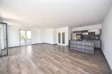 Neuwertige 3 Zi-Wohnung im 1. OG mit Personenaufzug, Kellerraum und 2 PKW – Stellplätzen in Messel! - Offener Wohn- Ess- und Kochbereich (677577)