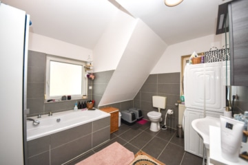 DIETZ: 1-2 Familienhaus in ruhiger Großostheimer Wohnlage zu verkaufen! Erdgeschoss bereits frei! - Tageslichtbadezimmer DG (647662)