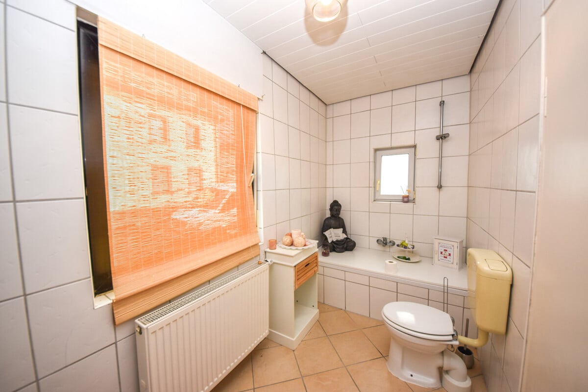 Tageslichtbad mit Wanne EG