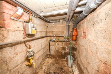 DIETZ: 1-2 Familienhaus in ruhiger Großostheimer Wohnlage zu verkaufen! Erdgeschoss bereits frei! - Hausanschlussraum KG (647667)