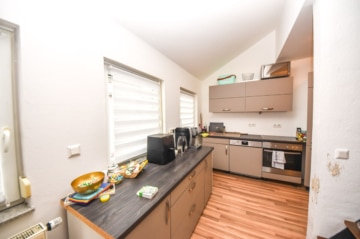 DIETZ: 1-2 Familienhaus in ruhiger Großostheimer Wohnlage zu verkaufen! Erdgeschoss bereits frei! - Küche DG (647654)