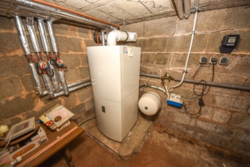 DIETZ: 1-2 Familienhaus in ruhiger Großostheimer Wohnlage zu verkaufen! Erdgeschoss bereits frei! - Heizungsraum KG (647666)