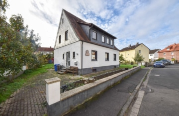 DIETZ: 1-2 Familienhaus in ruhiger Großostheimer Wohnlage zu verkaufen! Erdgeschoss bereits frei! - Außenansicht (647634)