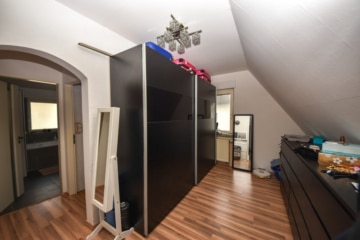 DIETZ: 1-2 Familienhaus in ruhiger Großostheimer Wohnlage zu verkaufen! Erdgeschoss bereits frei! - Schlafen oder Ankleide DG (647656)