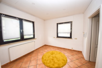 DIETZ: 1-2 Familienhaus in ruhiger Großostheimer Wohnlage zu verkaufen! Erdgeschoss bereits frei! - Durchgang/Büro/Schlafen EG (647644)