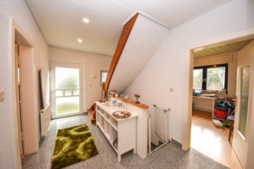 DIETZ: 1-2 Familienhaus in ruhiger Großostheimer Wohnlage zu verkaufen! Erdgeschoss bereits frei! - Diele mit Treppenaufgang (647649)