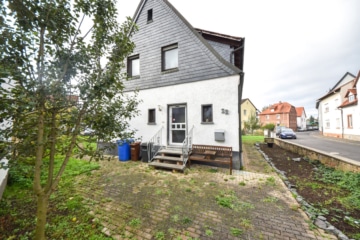 DIETZ: 1-2 Familienhaus in ruhiger Großostheimer Wohnlage zu verkaufen! Erdgeschoss bereits frei! - Außenansicht (647633)