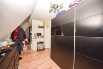 DIETZ: 1-2 Familienhaus in ruhiger Großostheimer Wohnlage zu verkaufen! Erdgeschoss bereits frei! - Schlafen oder Ankleide DG (647658)