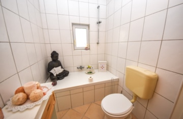 DIETZ: 1-2 Familienhaus in ruhiger Großostheimer Wohnlage zu verkaufen! Erdgeschoss bereits frei! - Tageslichtbad mit Wanne EG (647646)