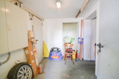 DIETZ: Wohn- und Geschäftshaus am Babenhäuser Bahnhof mit Biergarten und weiterem Baugrundstück! - Eingang Kellerräume (700159)