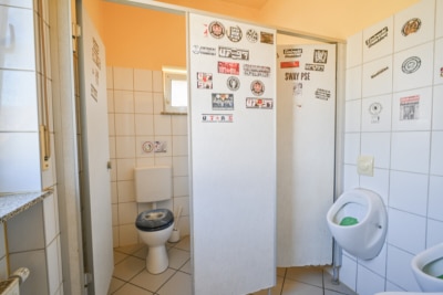 DIETZ: Wohn- und Geschäftshaus am Babenhäuser Bahnhof mit Biergarten und weiterem Baugrundstück! - Gäste-WC´s EG (700132)