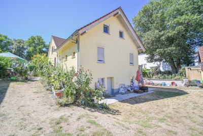DIETZ: Wohn- und Geschäftshaus am Babenhäuser Bahnhof mit Biergarten und weiterem Baugrundstück! - Außenansicht (700178)