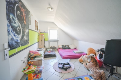 DIETZ: Wohn- und Geschäftshaus am Babenhäuser Bahnhof mit Biergarten und weiterem Baugrundstück! - Schlafzimmer 3 DG (700148)