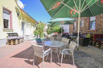 DIETZ: Wohn- und Geschäftshaus am Babenhäuser Bahnhof mit Biergarten und weiterem Baugrundstück! - Biergarten (700174)