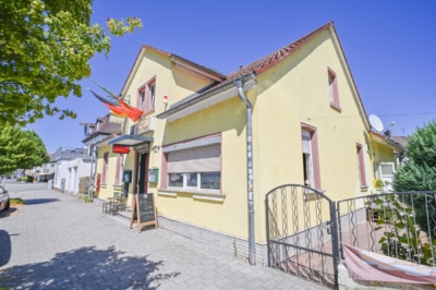 DIETZ: Wohn- und Geschäftshaus am Babenhäuser Bahnhof mit Biergarten und weiterem Baugrundstück! - Außenansicht (700173)
