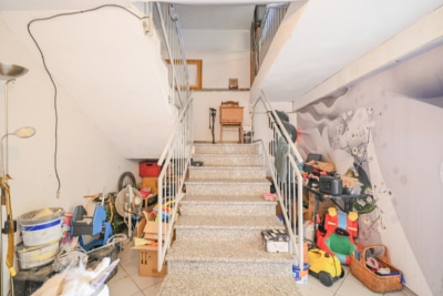 DIETZ: Wohn- und Geschäftshaus am Babenhäuser Bahnhof mit Biergarten und weiterem Baugrundstück! - Treppenaufgang KG (700157)