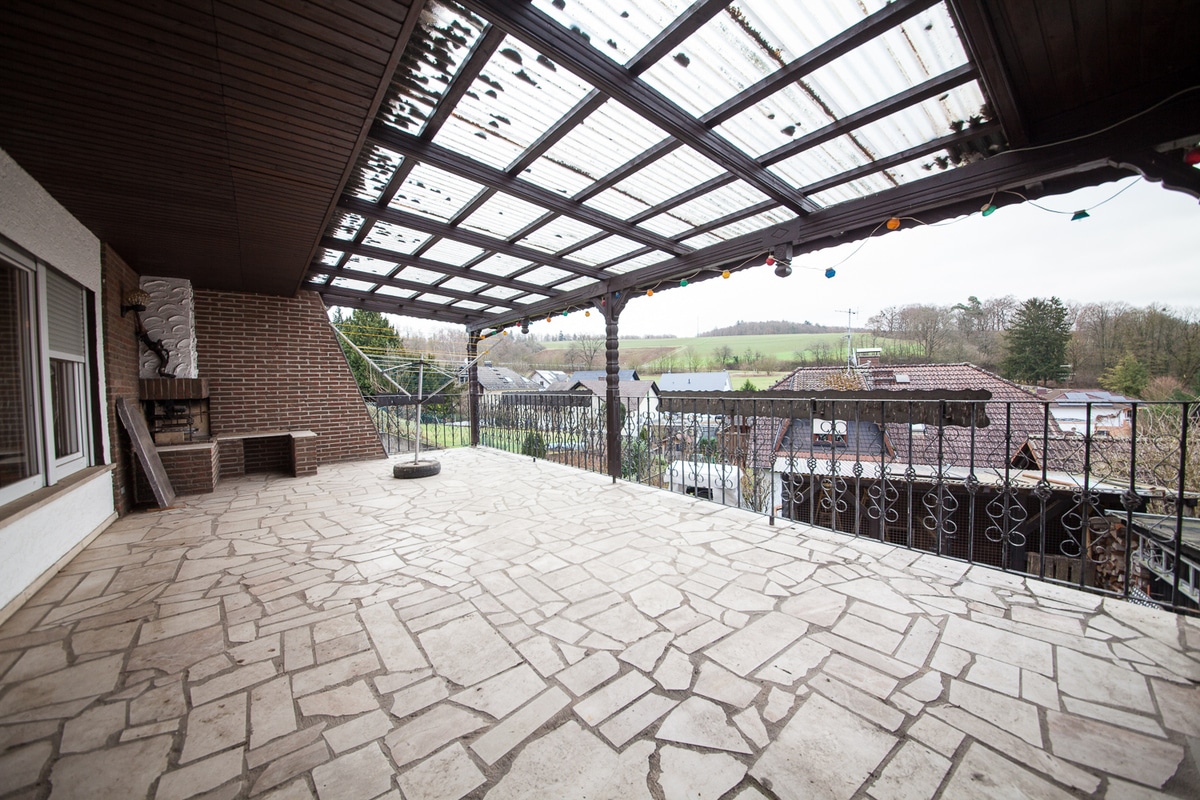 Große überdachte Terrasse