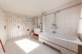 DIETZ: Einfamilienhaus auf tollem Grundstück mit Garage und Keller in Bad-Vilbel! - Tageslichtbad mit Wanne