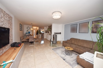 DIETZ: Junges Familienhaus mit angrenzendem idyllischen Waldgrundstück in Laufach zu verkaufen! - Wohn- und Essbereich (668515)