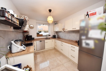 DIETZ: Junges Familienhaus mit angrenzendem idyllischen Waldgrundstück in Laufach zu verkaufen! - Küche inklusive Einbauküche (668516)