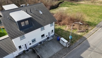 DIETZ: Junges Familienhaus mit angrenzendem idyllischen Waldgrundstück in Laufach zu verkaufen! - Luftbild (668508)