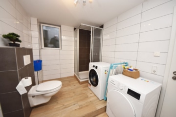 DIETZ: Junges Familienhaus mit angrenzendem idyllischen Waldgrundstück in Laufach zu verkaufen! - Bad 2 mit Fenster (668529)