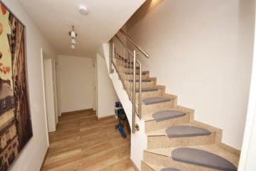 DIETZ: Junges Familienhaus mit angrenzendem idyllischen Waldgrundstück in Laufach zu verkaufen! - Diele Treppenaufgang UG (668530)