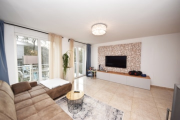 DIETZ: Junges Familienhaus mit angrenzendem idyllischen Waldgrundstück in Laufach zu verkaufen! - Wohnbereich (668513)