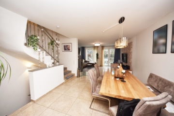 DIETZ: Junges Familienhaus mit angrenzendem idyllischen Waldgrundstück in Laufach zu verkaufen! - Wohn- und Essbereich (668512)