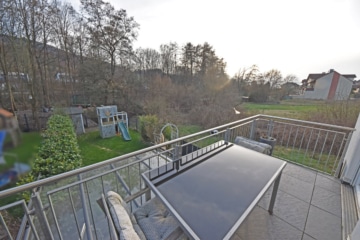 DIETZ: Junges Familienhaus mit angrenzendem idyllischen Waldgrundstück in Laufach zu verkaufen! - Blick in Ihren Garten und Wald (668505)