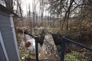 DIETZ: Junges Familienhaus mit angrenzendem idyllischen Waldgrundstück in Laufach zu verkaufen! - Massive Brücke (668497)