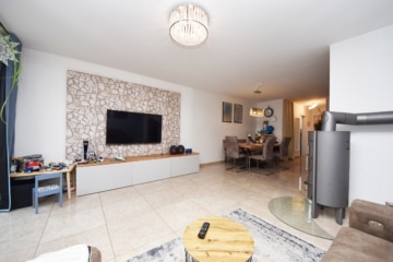 DIETZ: Junges Familienhaus mit angrenzendem idyllischen Waldgrundstück in Laufach zu verkaufen! - Wohn- und Essbereich (668511)