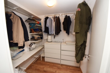 DIETZ: Junges Familienhaus mit angrenzendem idyllischen Waldgrundstück in Laufach zu verkaufen! - Ankleideraum (668522)