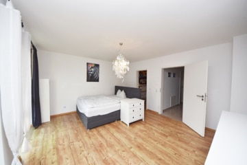 DIETZ: Junges Familienhaus mit angrenzendem idyllischen Waldgrundstück in Laufach zu verkaufen! - Schlafzimmer 1 von 4 (668521)