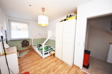 DIETZ: Junges Familienhaus mit angrenzendem idyllischen Waldgrundstück in Laufach zu verkaufen! - Schlafzimmer 2 von 4 (668523)