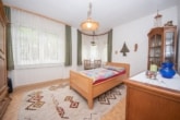 DIETZ: Stilvolles Einfamilienhaus mit Einliegerwohnung und schönem Garten in Schaafheim OT Radheim! - Schlafzimmer 1 von 2 EG