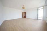 Wohnzimmer - DIETZ: Renovierte 4-Zimmer-Eigentumswohnung im 10. OG in in Sachsenhausen!